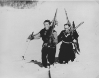 Tine Mulej in za njim Janko Dernič peš na strat veleslaloma v Krnici v sklopu Planiškega tedna 1948.
