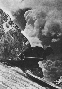 Fotografija alpskega smučarja v Krnici med veleslalomom za Planiški teden leta 1948 (brošura Planica 1949).