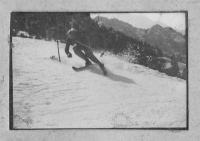 Tekmovalec s škarjastim zavojem v veleslalomu v Krnici leta 1948 (foto Janez Kališnik).