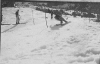 Veleslalomist v nizkem počepu med veleslalomom v Krnici v času Planiškega tedna leta 1948 (foto Janez Kališnik).
