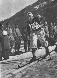 Tekač na Planiškem tednu 1948. Gledalci so bili tudi vojaki Jugoslovanske ljudske armade, planinske enote na smučeh, ki so pripravljali tekmovalne proge in tudi teptali velikanko.