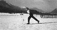 Tekačica kmalu po startu teka iz Rateč do Tamarja in nazaj do Planice (Planiški teden 1949).