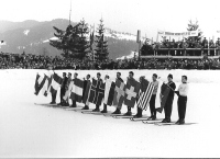 Zastavonoše leta 1960 (z desne): Jule Juvančič (SK Enotnost, Ljubljana), Matevž Luakanc (olimpijec 1948, SK Tržič), Franc Cvenkelj (olimpijec 1956, SK Prešeren, Radovljica), Jože Klinar – Moko (SK Jesenice), Ilija Jože (olimpijev leta 1956, SK Enotnost, Ljubljana), X, Jože Nograšek (SK Enotnosti, Ljubljana), Milan Bernik (SK Enotnost, Ljubljana, kasneje trener Mateje Svet), Vinko Švab (SK Tržič), X, X, X.