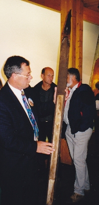Avtor tega prispevka leta 1998 z Nansenovo originalno smučko, s katero je Norvežan prečil Grenlandijoleta 1888 (Skimuseet Holmenkollen, Oslo).