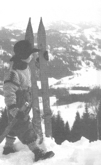 Iz filma o Sondrejeu Norheimu: mladec si ogleduje z Øverbøja dolino Morgedala, kjer je tolikokrat drvel po pobočju.