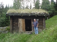 Pred kočo Sondreja Norheima v Øverbøju nad Morgedalom leta 2007.