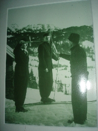 Prižiganje bakle za olimpijske igre leta 1952 pred kočo Sondreja Morheima.