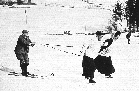 Prva biovlečnica iz okoli 1905, ko se še veljala »moška« smučarska pravila.