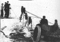 Vrvno žičnico (angl.: rope-tow) je poganjal kar kamion, Woodstock, Vermontz, ZDA (1934).
