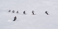 Ambasador slovenske delegacije in nekdanja alpska smučarska zvezda Bojan Križaj (spredaj) je urezal smučino pred demonstratorsko skupino ZUTS na INTERSKI kongresu v St. Antonu.
