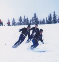 8. INTERSKI: francoski učitelji smučanja so se nagibali navznoter zavoja in zunanjo ramo med zavojem močno potiskali naprej, malo manj kot pri vrtilni tehniki iz leta 1938.