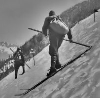 Prva tekma v slalomu (orig.: Torlauf) s postavljenimi vratci s kolci in številko vratic je bila leta 1905 na Muckenkoglu v Avstriji. Slalom z merjenjem časa je »izumil« Mathias Zdarsky. Tekmovalo je 15 smučarjev. Slalom seveda ni bil kot današnji, prej zelo dolgi veleslalom, ker je bila proga daljša od 3.000 metrov. Zdarsky med postavljanjem vratic.