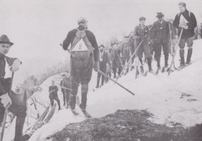 Med ogledom proge leta 1905. Dobro vidna s številko označena vratca. Kolci vratc so bili dokaj visoki.