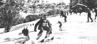 Anglež Sir Arnold Lunn je leta 1922 v Mürrnu v Švici postavil prvo »moderno« slalom progo s šopkom nizkih količkov z zastavicami. Tekmovalcem so merili čas. Lunn je leta 1928 na FIS-kongresu zagovarjal uvedbo slaloma in smuka med FIS discipline in uspel po dolgem in napornem pregovarjanju s skandinavskimi nazadnjaki in zagovorniki le teka in skokov na smučeh.