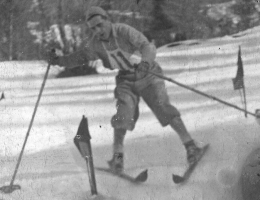 Ena prvih tekem v slalomu v Sloveniji, verjetno tu na Celjski koči okoli 1930. Vratca z nizkimi količki in zastavicami.