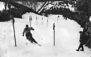 Na Galetovem travniku v Šiški v Ljubljani je SK Enotnost organiziral pomembne tekme v kratkem slalomu z vsega okoli 30 vratci. Nastopali so vsi najboljši jugoslovanski, seveda le slovenski alpski tekmovalci. Kolci so bili zaradi lepšega izgleda struženi. Na sliki slalom iz leta 1957.