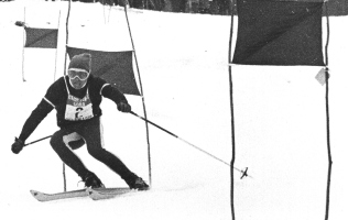 Avstrijec Karl Schranz leta 1963 na veleslalomu v Kranjski Gori na velelalslomski tekmi. Kolci so bili iz leskovega tankega lesa, da so bili ob odrivanju bolj