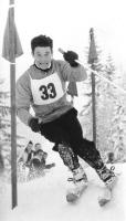 Državno prvenstvo leta 1960 v Kranjski Gori. Domačin Franci Mrak med struženimi kolci v slalomu. Bili so obarvani rdeče in modro, z enakimi zastavicami na vrhu. Na Bukovniškem smuku se je zgodila zaradi takega kolca huda nesreča. Ko je avstrijski tekmovalec zaradi velike hitrosti po skoku čez grbini v Kavarni letel po zraku preveč visoko in daleč, je z vrha z zadnjico priletel na vrh kolca. Ta se je zaradi stružne obdelave poševno razklal v sulico, ki se mu je zadrla globoko v zadnjico in debelo črevo. Samo hitremu prevozu v ljubljansko bolnišnico in po zaslugi dobrih kirurgov se je lahko zahvalili, da je ostal pri življenju. Od tega trenutka so »lepotni« kolci izginili s tekmovališč.
