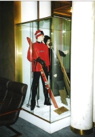 V Hotelu Špik sta obiskovalce bara v 1. nadstropju najprej pozdravili iz vitrine lutki slovenskega učitelja smučanja (1969) in bloškega smučarja (1689).