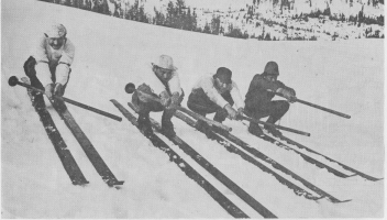 Hitrostne tekme so bile organizirane celo do začetka 1. svetovne vojne. Na sliki je skupinski start leta 1906. Znak za start je bil dan z udarcem na veliki boben. Smučke so bile dolge okoli 350 cm, najdaljše celo 450 cm.