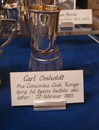 Eden prvih srebrnih pokalov, ki ga je dobil za zmago v skokih leta 1881 Carl Omholdt iz Kongsberga.