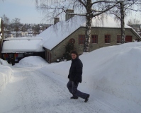 Slovenski zgodovinar smučanja in smučar po starem dr. Borut Batagelj je prvič doskočil v telemark položaj pred muzejem.