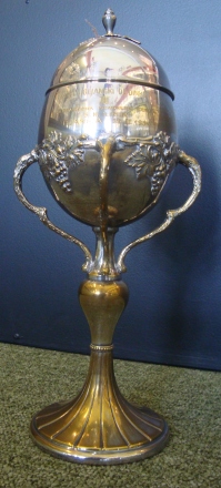 V vitrinah, ki se šibijo pod težo pokalov, smo našli pokal iz leta 1934, ko je v Planici Sigmund Ruud osvojil v smučarskih poletih za bratom Birgerjem 2. mesto. Pokal je podaril župan mesta Ljubljane dr. Dinko Puc. Birgerjevih pokalov za najdaljši skok in prvo mesto na tekmovanju leta 1934 v poletih v Planici ni v vitrini, kar je presenetilo Magneja Bråthna. Poiskal jih bo pri Birgerjevih dedičih. Birger je skočil 92 m, svetvni rekord, Sigmund pa je pri tablici 95 m podrsal z rokami po snegu – neveljavenpolet.