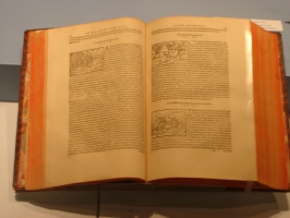Švedski duhovnik Olaus Magnus se je umaknil pred protestantizmom v Rim in leta 1555 napisal znamenito knjigo o življenju severnih narodov. Številne grafike prikazujejo motive smučarjev. V Planeggu hranijo dragoceni original.
