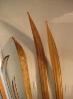 Oblikovanje krivin norveških smuči iz 19. stoletja. Smuči so bile dolge tudi do 240 cm, primerne za drsenje, hojo in tek po ravninskem svetu. Konci krivin so bili različno oblikovani, da jih je lastnik takoj prepoznal, ko so jih postavili v šopek med postanki.
