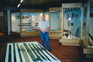 Dr. Gerd Falkner med vodenjem po smučarskem muzeju.