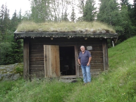 Sondre Norheim se je 1. junija 1825 rodil v tej hiši v Øverbøju, ki ni imela vetrolova, temveč eno samo večjo sobo, v kateri so kuhali, jedli, se umivali in spali.