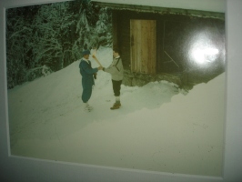 Fotografije v kolibi, na tej prižgana olimpijska bakla, ko so jo leta 1994 ponesli na plano. Bakla je nato zaokrožila po vsej Norveški in končala pot v Lillehamerju leta 1994.