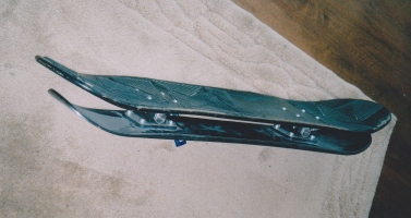 Prototip aluminijaste dvojne snežne deske, da sta bila smučarska čevlja bolj dvignjena od snega, da deskar ni razil z njima v sneg ob nagibanju med zavoji (okoli 1980).