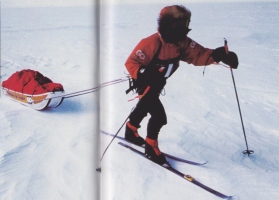 Laurence de la Ferrière je sama vlekla sani z Južnega tečaja, kamor so jo pripeljali z letalom in začela svoj mazohistični pohod 23. novembra 1999 in po 2776 km dosegla 7. februarja 2000 francosko polarno raziskovalno postajo Durmont Durville na vzhodni obali Antarktike.