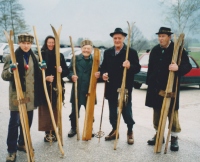 Končno so se na Blokah na županskem uradu odločili in podprli skupino bloških smučarjev, ki so prvič nastopili 21. 4. 2003 na prireditvi smučanja po starem Emaus na Kaninu. Duhovni oče skupine je bil Franc Škrabec (na sliki drugi z desne).