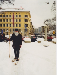 Zloraba lika bloškega smučarja, ki je prišel v Ljubljano, kar se ni nikoli zgodilo, a je v Tivoliju le spomnilo meščane na našo ljudsko smučarsko tradicijo (21. 2. 1999).