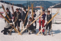 Skupina Edmunda Čibeja, Društva Gora je nastopila 26. 2. 1996 na prireditvi smučarjev po starem v Kranjski Gori in zmagala v kategoriji skupin. Z njimi sta se slikala njihova inštruktorja smučanja telemark Ivančič in Stanovnik, znani mednarodni tekmovalec v modernem telemarku. Na sliki z leve stojijo: Emil Velikonja, Marjan Batagelj, Valter Polanec, Jože Žonta, Iztok Ivančič, Slavko Vidic, čepita Miran Stanovnik in Ivan Žonta.