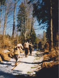 Zima 1996/97 je bila skopa s snegom. Domačini s Predmeje so za 3. Filipov tek nanosili ponoči sneg na pot v Gospodovi dragi v Trnovskem gozdu in izpeljali prireditev tik preden je zaradi toplega sonca sneg skopnel. Na sliki proga za tek.