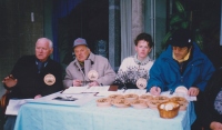Prvo mednarodno tekmo smučanja po starem v Sloveniji so 7. in 8. februarja 1998. organizirali na Cerknem. Komisija v sestavi (z leve) Svetozar Guček, Tomaž Marušič, tedaj minister za pravosodje, Borut Batagelj, študent zgodovine in Tine Velikonja, predsednik Gospodarske zbornice Primorske so ocenjevali smučarsko opremo in tehniko smučanja. Med posamezniki je zmagal Marjan Batagelj.