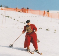 Anja Zidarič iz Skupine smučarjev po starem Batagelj je redno stopala na zmagovalne stopničke na Nostalski tekmah v Mürzzuschlagu in Semmeringu v Avstriji (na sliki 11. 2. 2000).