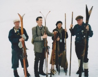 Skupina smučarjev po starem je prikazovala različne tehnike (na sliki z leve): Andrej Batagelj francosko vrtilno tehniko, Borut Batagelj arlberško tehniko, Barbara Trošt bloški način ljudskega smučanja in Marjan Batagelj telemark tehniko po starem. Prve nagrade so pobirali po Sloveniji, Italiji in Avstriji.