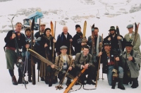 Avstrijsko-slovenska ekipa smučarjev po starem, ki je gledalcem na Kaninu na prireditvi EMAUS (april 2003) prikazala razvoj smučanja od bloškega (1689) do nasprotnega sukanja ramen (1958).