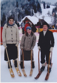 Novaški smučarji niso samo med starejšimi, ampak zelo radi stopijo na lok smučko tudi otroci (Cerkno, januar 2006, z leve): Monika Purgar, Urška Ambrožič in Urban Polak.