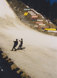 Marijan Stele in avtor tega prispevka sta nastopila kot bloška smučarja 23. 3. 1997 na finalu svetovnega pokala v skokih in poletih v Planici pred 50.000 gledalci.