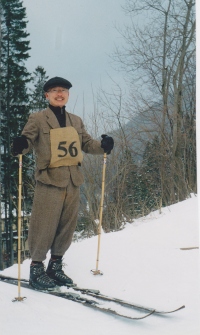 Leta 2003 je bila prireditev namesto v Mürzzuschlagu na Semmeringu, kjer je bilo dovolj snega. Japonca Hiroshi Araia, zgodovinarja smučanja, so domačini oblekli v Hannesa Schneiderja, le nemško ga niso mogli naučiti.