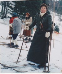 Kamničanka v meščanskem smučarskem slogu (Šinkel, Velika planina 16. 3. 2003.