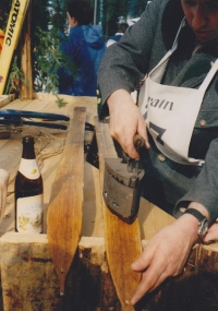 Wagrein, Avstrija: stare smuči je treba namazati in mažo raztopiti in razvleči po drsni ploskvi s starim likalnikom (11. 3. 2001).