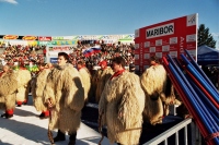 Kurenti vedno poskakujejo po smučarski prireditvah in dokazujejo savoj nesmiselni nastop belih šamanov. Kot da Slovenci ne bi imeli bloškega in pohorskega ljudskega smučarja. Kurenti so sovražniki smučanja, saj odganjajo sneg, vendar jih imajo nekateri prireditelji smučarskih tekem svetovnega nivoja tako radi, tudi nekateri bivši predstavniki v Smučarski zvezi Slovenije. Jaz pa pravim, kot je dejal rimljanski senator za Kartagino, jaz pa za kurente na smučanju: Ceterum penseo Curantem delendam esse! - slov.: sicer pa je treba kurente porušiti, kot bi Kato tedaj dejal za Kartagino.