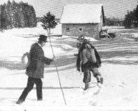 Bločani so pozimi v vrečah tovorili žito do bližnjega mlina (Borisa Orel: Bloške smuči, 1964).