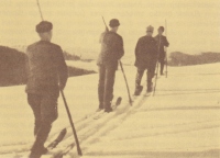 Bloški smučarji so hiteli za Marjetinimi švedskimi ugrabitelji (Borisa Orel: Bloške smuči, 1964).